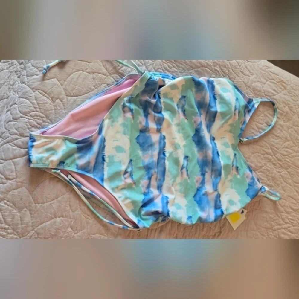 One-piece swimsuit with padding and a printed design for women! 👙☀️